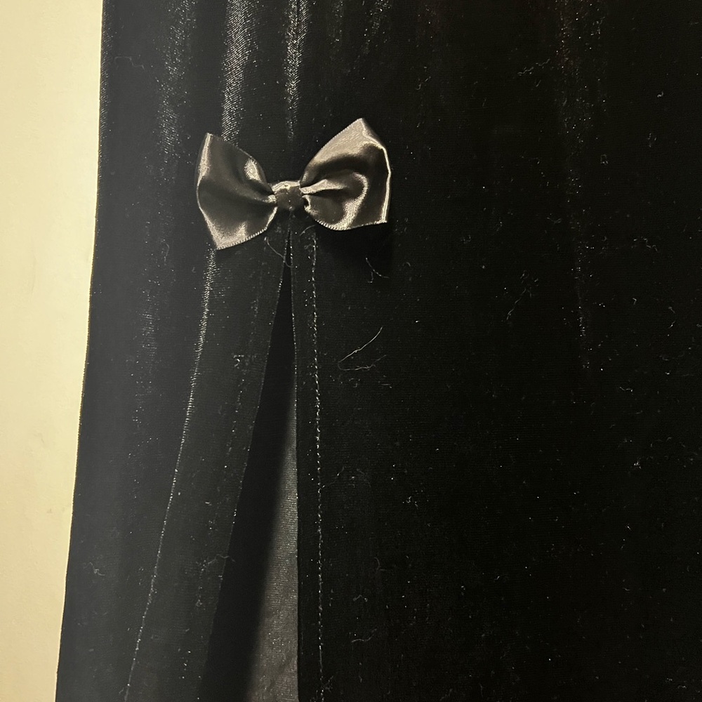 Mid/maxi skirt satin bow details high splits. Velvet material. - Picture 3 of 3